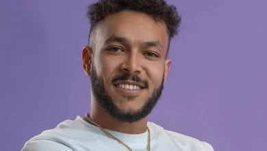 مذيعة
